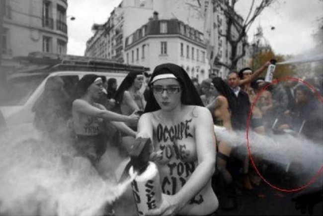 http://media.medias-presse.info/wp-content/uploads/2014/01/Femen-agression_poussette-MPI.jpg