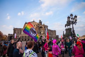 Un specimen de drapeau "antifa" arc-en-ciel