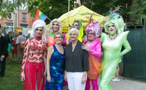Le premier ministre et sa "compagne" en compagnie de travestis