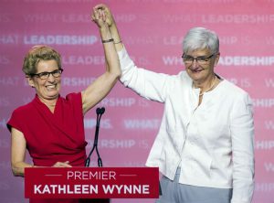 Kathleen Wynne fête une victoire électorale avec sa "compagne" Jane Rounthwaite