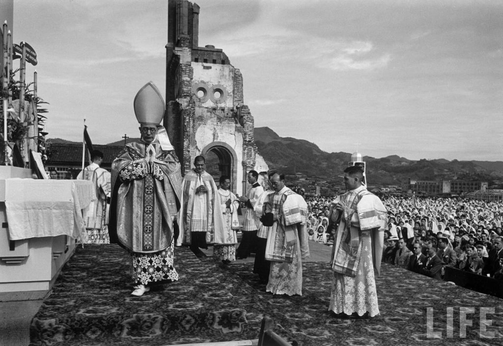 Messe pontificale célébrée dans les ruines de la cathédrale Sainte-Marie d’Urakami à Nagasaki en juin 1949