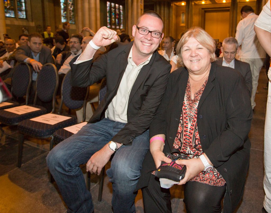Le député belge d'extrême gauche Raoul Hedebouw posant avec la fille de Che Guevara lors d'un meeting d'extrême gauche en pleine Basilique du Sacré-Cœur de Bruxelles