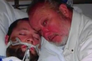 George Pickering auprès de son fils lorsque celui-ci était dans le coma