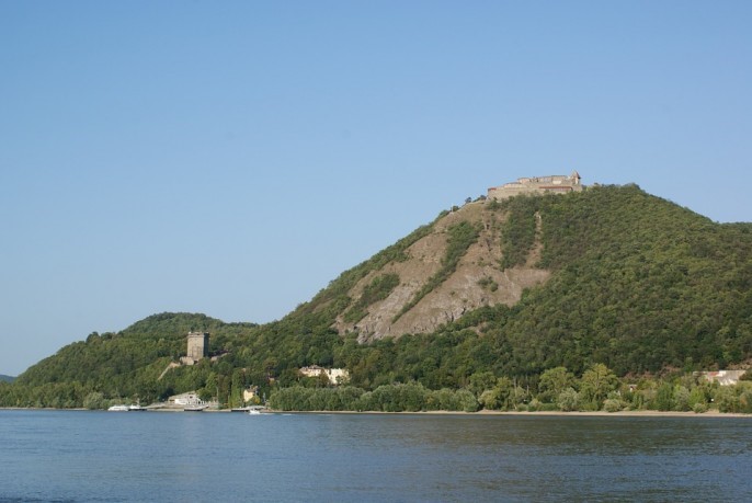 La forteresse située sur les rives du Danube à 40 km au nord de Budapest porte le nom slave de više grad , littéralement « la ville haute » : elle fut détruite par les Turcs au cours des guerres successives des XVIe et XVIIe siècles.