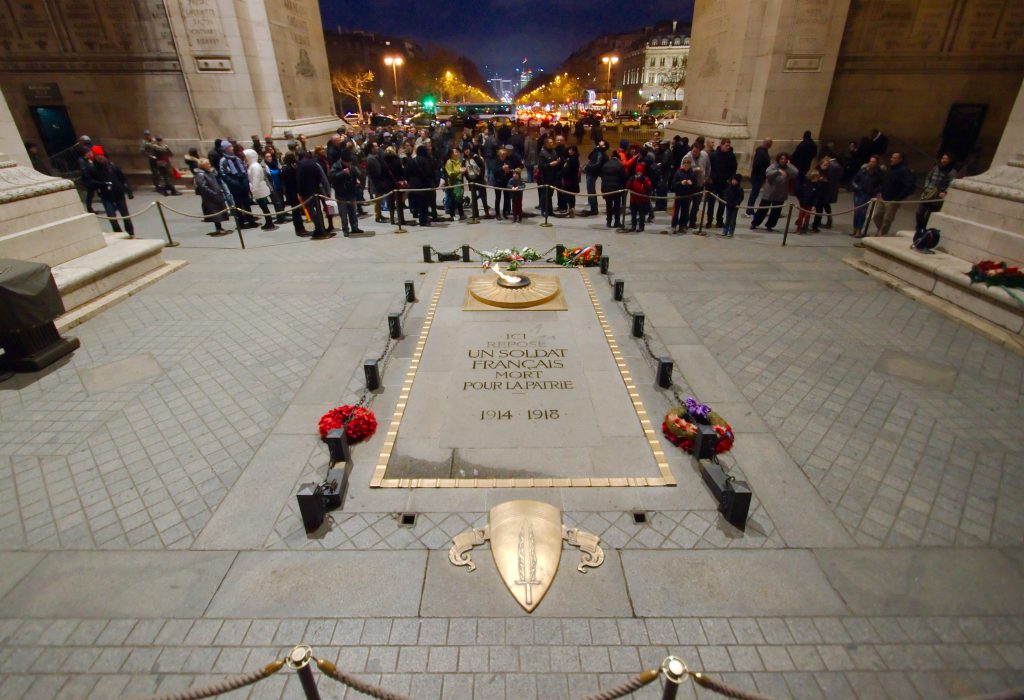 « Ici repose un soldat français mort pour la patrie, 1914-1918 », tombe du soldat inconnu sous l’Arc de Triomphe, place Charles-De-Gaulle à Paris