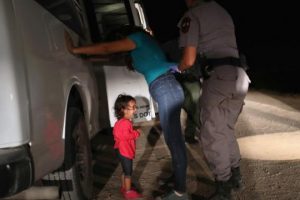 Comment les médias ont manipulé l’opinion publique au sujet des enfants séparés de leurs parents immigrés illégaux aux USA