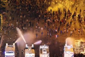 Émeutes sur les Champs-Élysées : « Ce qui s’est passé, ce n’est pas quelques incidents, c’est gravissime »