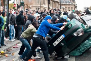 Macron ridiculisé, la France livrée aux émeutiers…