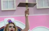 Tandis qu’une ex-Femen décrit les méthodes sectaires de cette milice, d’autres voix réclament sa dissolution