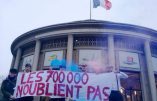 Une banderole devant le CESE pour l’anniversaire du refus des 700.000 pétitions