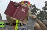 Qui paye Femen pour partir au Texas déchirer la Bible ?