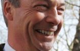 Une armée européenne pour effrayer la Russie ? Nigel Farage interpelle Jean-Claude Juncker avec ironie