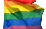 Le drapeau du lobby homosexuel va-t-il flotter sur les écoles canadiennes ?