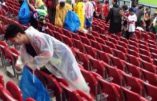 Les supporters japonais nettoient le stade après le match
