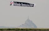 La banderole Hollande Démission survole le Mont Saint-Michel