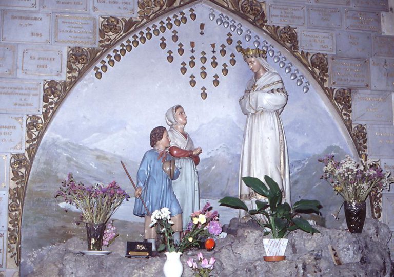 Notre Dame de la Salette une terre sur laquelle ont coulé les larmes de la Vierge medias Notre Dame de la Salette une terre sur laquelle ont coulé les larmes de la Vierge medias