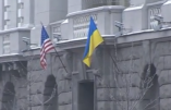 Le drapeau US flotte à Kiev! (Vidéo) sur fond d’ouverture de dialogue Hollande/Poutine