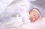 Une famille australienne adopte un bébé trouvé mort sur une plage afin de lui offrir une sépulture