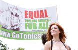 Une banderole très marquée par l'idéologie du genre, avec l'homme portant un soutien-gorge féminin tandis que la femme est dépoitraillée