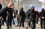 Paris – Des nervis anarcho-communistes arrachent et brûlent des drapeaux français placés en hommage aux victimes des attentats du 13 novembre