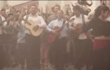 Hymne à Marie dans les rues de Saint-Jean de Luz au pays basque avec des danseurs andalous. Superbe!