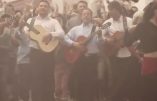 Hymne à Marie dans les rues de Saint-Jean de Luz au pays basque avec des danseurs andalous. Superbe!