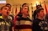 La chorale de garçons de Plovdiv chante Noël au Parlement Européen