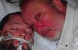Euthanasie : il se retranche dans la chambre de son fils pour éviter le débranchement et lui sauve la vie ! Le fils reprend miraculeusement connaissance…