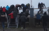 Les images du ferry pris d’assaut par des immigrés