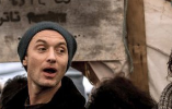 L’acteur Jude Law fait son show à Calais mais n’accueillera aucun immigré chez lui