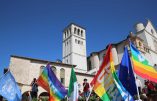 Pour soutenir le pape à Lesbos, des drapeaux arc-en-ciel à Assise