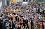Impressionnant chemin de Croix public dans les rues de Lviv dans l’ouest de l’Ukraine