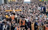 Impressionnant chemin de Croix public dans les rues de Lviv dans l’ouest de l’Ukraine