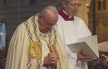 Le pape François debout devant le Saint Sacrement exposé le 26 mai 2016