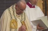 Le pape refuse à nouveau de s’agenouiller devant le Saint-Sacrement exposé au cours de la procession de la Fête-Dieu