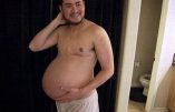 Trois hommes prêts à être mamans