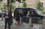 Hillary Clinton titube lors d’une cérémonie à New York (Vidéo). Des rumeurs courent sur sa santé: quintes de toux et convulsions (Vidéos)