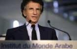 Jack Lang habillé gratuitement de costumes de luxe pendant 15 ans