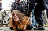 Des Femen arrêtées en voulant entrer dans le bureau de vote de Marine Le Pen