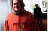 Un curé allemand se coiffe d’un foulard pendant la messe en solidarité avec les musulmanes voilées