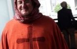 Un curé allemand se coiffe d’un foulard pendant la messe en solidarité avec les musulmanes voilées