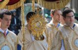 Magnifique procession de la Fête Dieu 2018 à Paris