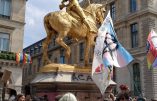 Les militants homosexuels s’en prennent à la statue de Jeanne d’Arc durant leur “Marche des Fiertés”
