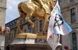 Les militants homosexuels s’en prennent à la statue de Jeanne d’Arc durant leur « Marche des Fiertés »