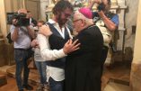 L’évêque Zenti embrasse son prêtre diocésain qui « épouse » son partenaire homosexuel !