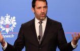Le ministre Castaner prêt à se mettre à genoux « contre le racisme »