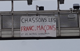 « Chassons les francs-maçons » et « BFMTV, la voix d’Israël » s’affichent sur les autoroutes