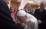 Pape François : un baiser de trop à une fausse victime d’abus