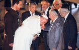 Le pape François et le baise-main à l’envers