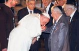 Le pape François et le baise-main à l’envers